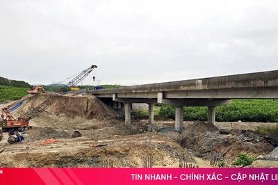Người dân lo lắng khi nước suối Khe Gạo chuyển màu