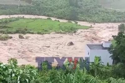 Lai Châu: Lũ dữ khiến ngôi nhà 2 tầng nằm bên bờ suối đổ sập