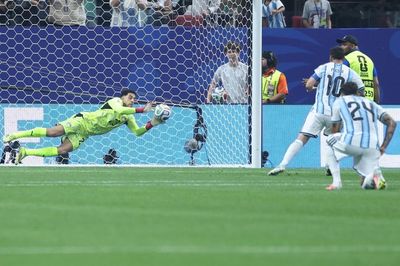 Vì sao Messi thường xuyên sút hỏng 11m?