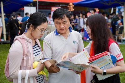 Tuyển sinh đại học 2026: Thêm nhiều trường công bố điểm sàn nhận hồ sơ xét tuyển