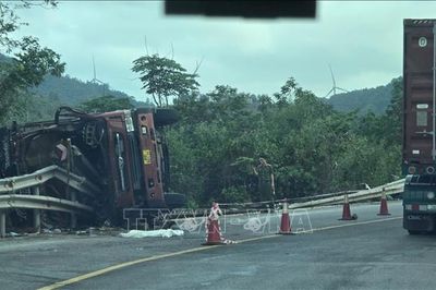 Xe tải mất lái, 3 người tử vong