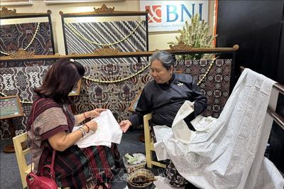 Indonesia 'giữ hồn' batik truyền thống trước làn sóng vải in giá rẻ