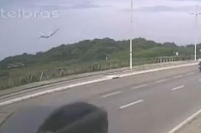 Khoảnh khắc máy bay rơi gần bãi biển, 2 phi công bị thương