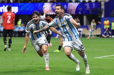 Messi lập siêu kỷ lục World Cup sau màn ngược dòng không tưởng của Argentina