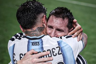 Truyền thông thế giới bùng nổ khi Messi từ tội đồ hóa người hùng