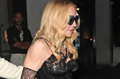 Madonna hóa quý cô gothic với bản phối corset và tất lưới cá tính