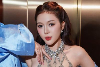 Hoa hậu Kiều Duy khoe trọn vóc dáng chuẩn đồng hồ cát