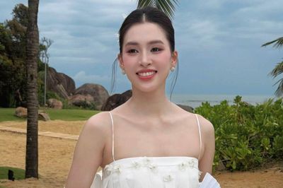 Tiểu Vy diện váy ngắn khéo khoe đôi chân dài 1m1