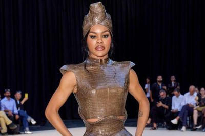 Bộ váy 'áo giáp' khiến Teyana Taylor chật vật ở Tuần lễ Thời trang Paris