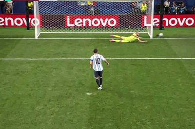 Giải mã điểm yếu đá phạt đền của Messi