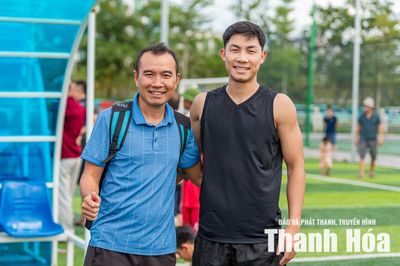 Người thầy 17 năm biến ngôi nhà thành 'ký túc xá' của những giấc mơ bóng đá