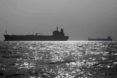 Trung Đông lại nóng: Mỹ không kích Iran, thu hồi giấy phép bán dầu