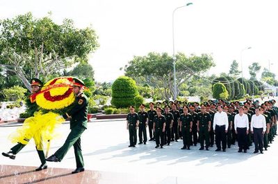 Thượng tướng Lê Quang Minh viếng Nghĩa trang liệt sĩ tỉnh và Đền tưởng niệm Anh hùng liệt sĩ và Người có công tỉnh