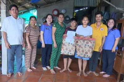 Viện Kiểm sát nhân dân khu vực 11 trao giấy khai sinh cho trẻ có hoàn cảnh đặc biệt
