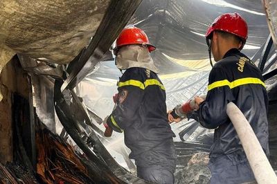 Bắc Ninh: Cháy lớn ki-ốt chăn ga gối đệm ở phường Mão Điền