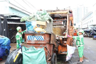 Chung tay giữ sạch phố phường
