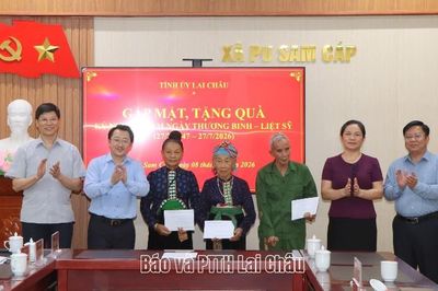 Phó Bí thư Tỉnh ủy Sùng A Hồ thăm hỏi, tặng quà người có công, thân nhân người có công