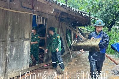 Bộ đội Biên phòng tỉnh giúp nhân dân khắc phục hậu quả mưa lũ