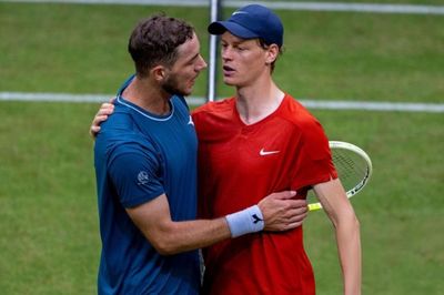 Jannik Sinner bản lĩnh hạ gục Jan-Lennard Struff để tiến vào bán kết Wimbledon 2026