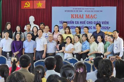 Tập huấn kỹ năng biểu diễn Ca Huế cho giáo viên tiểu học