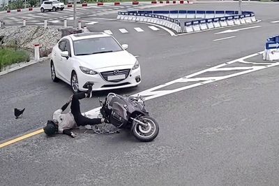 Quay đầu qua vạch xương cá, ô tô húc văng xe máy