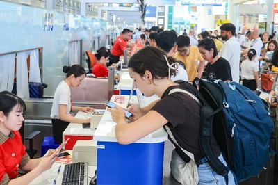 Chậm, hủy chuyến bay: Khách có thể được bồi thường tới 165 USD, hãng phải hoàn vé đúng hạn