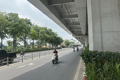 Hà Nội: Cùng phương án phân làn, vì sao hiệu quả trên 2 tuyến đường khác nhau?