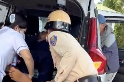 CSGT Lâm Đồng kịp thời mở đường đưa người bị rơi từ mái nhà, đa chấn thương đi cấp cứu