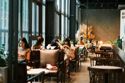 Lo phí bản quyền, nhiều quán cà phê bán hàng trong 'im lặng'