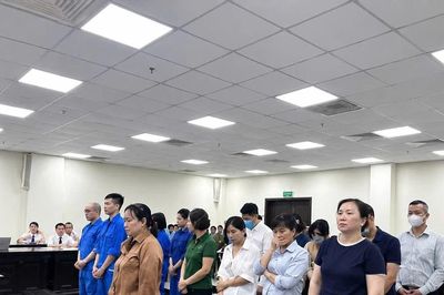 Xét xử nhóm cựu cán bộ Sở Y tế Hà Nội nhận hối lộ nhiều tỷ đồng