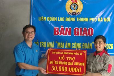 Trao hỗ trợ mái ấm công đoàn cho người lao động