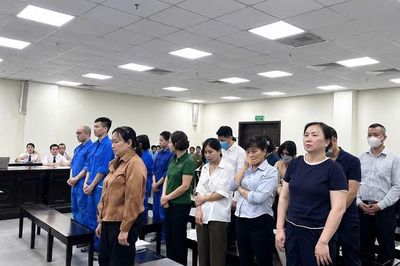 Xét xử nhóm cựu cán bộ Sở Y tế Hà Nội 'chạy' giấy phép cho 686 phòng khám, hiệu thuốc