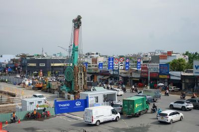 Tấp nập thi công ga ngầm đầu tiên của metro Bến Thành - Tham Lương