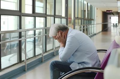 Tôi 62 tuổi kiệt sức lo viện phí cho mẹ già, con trai 30 tuổi vẫn xin tiền