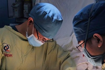 10 giờ vi phẫu cứu 3 ngón tay gần đứt lìa cho nam thanh niên