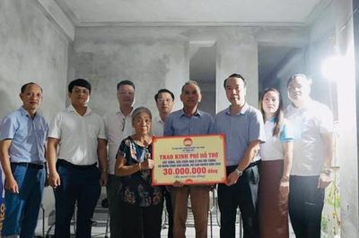 Ủy ban MTTQ Việt Nam xã Thiên Lộc trao kinh phí xây nhà cho hộ cận nghèo