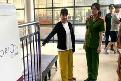 Người phụ nữ giấu tiền ở vị trí 'nhạy cảm' trên cơ thể khi qua cửa khẩu
