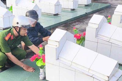 Hỗ trợ người cựu chiến binh bị lạc đường khi đi tìm mộ đồng đội