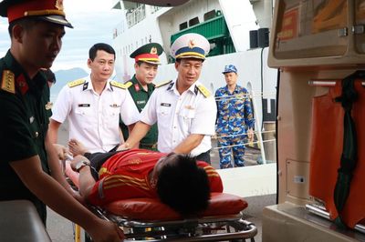 Tàu 571 đưa ngư dân mắc hội chứng tiền đình về bờ an toàn từ Đặc khu Trường Sa