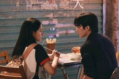 Nam nữ chính 'Chó Hoang Và Xương' đi nhặt phế liệu cũng hóa lãng mạn không ngờ