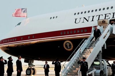 Ông Trump bất ngờ đổi chuyên cơ khi rời Thổ Nhĩ Kỳ, quay lại dùng 'Không lực Một' cũ