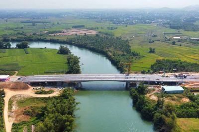 Cầu đã xây nhưng chưa hoàn thành đường dẫn: Nút thắt cần tháo gỡ