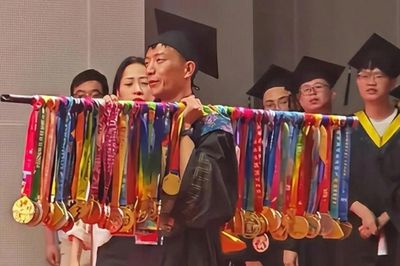 Nam sinh gánh 70 huy chương lên nhận bằng tốt nghiệp