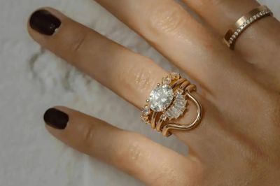 Trào lưu nhẫn cưới 'chen chúc' trên ngón áp út