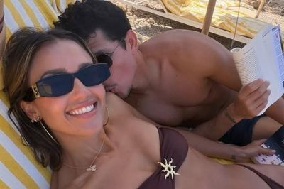 Jessica Alba mặn nồng bên bạn trai kém 11 tuổi