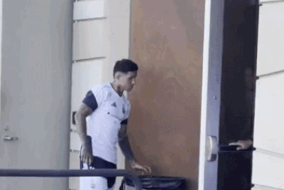 Khoảnh khắc Messi được đồng đội 'hộ tống' gây sốt