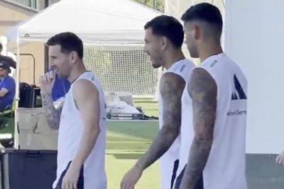 Khoảnh khắc Messi được đồng đội theo sau gây chú ý