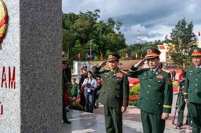 Đại tướng Phan Văn Giang dự các hoạt động Giao lưu quốc phòng biên giới tại Lào