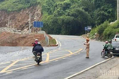 Mưa lớn gây sạt lở, ách tắc nhiều điểm trên Quốc lộ 6 qua tỉnh Điện Biên