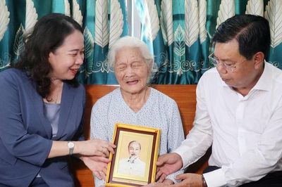 Phó Chủ tịch nước Võ Thị Ánh Xuân thăm, tặng quà Mẹ Việt Nam Anh hùng